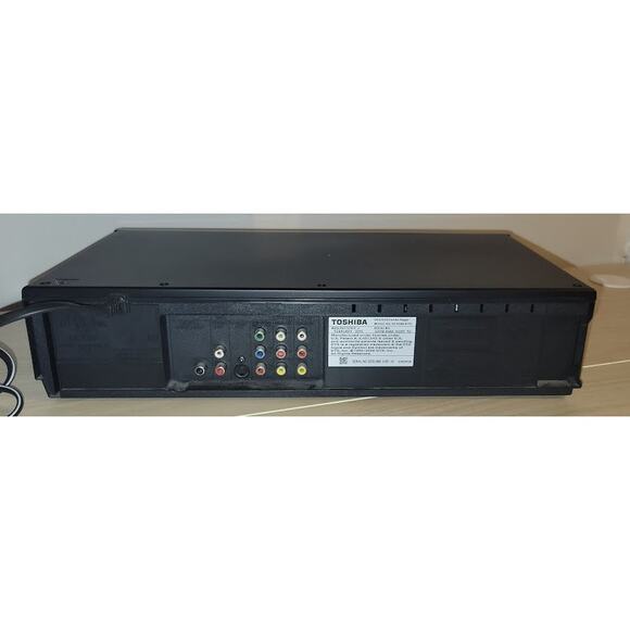 Toshiba VHS/DVD Combo‎ Powers up - Picture 3 of 5